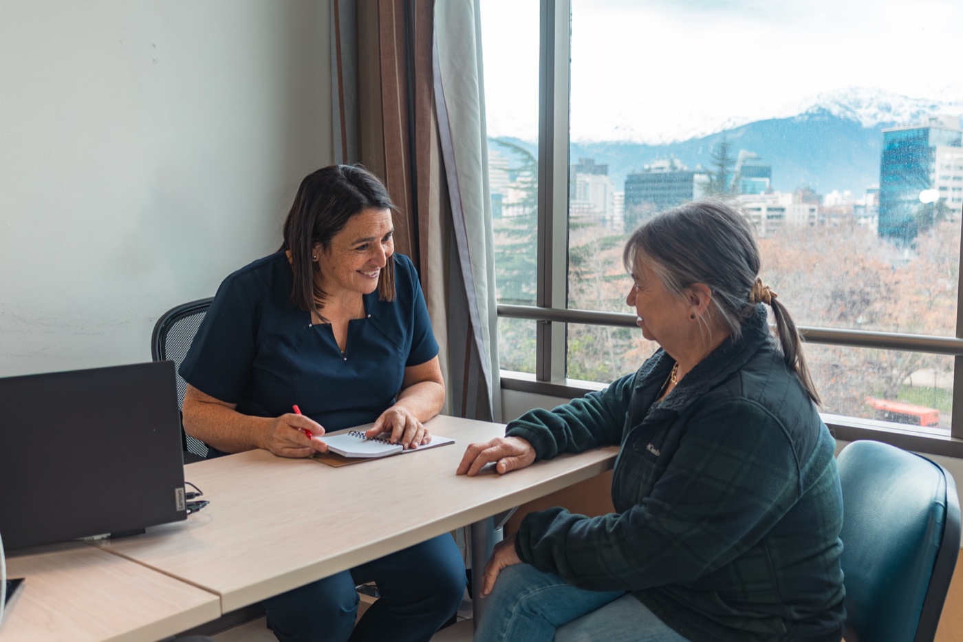 Ema Reyes orientando a una paciente durante una conversación de seguimiento