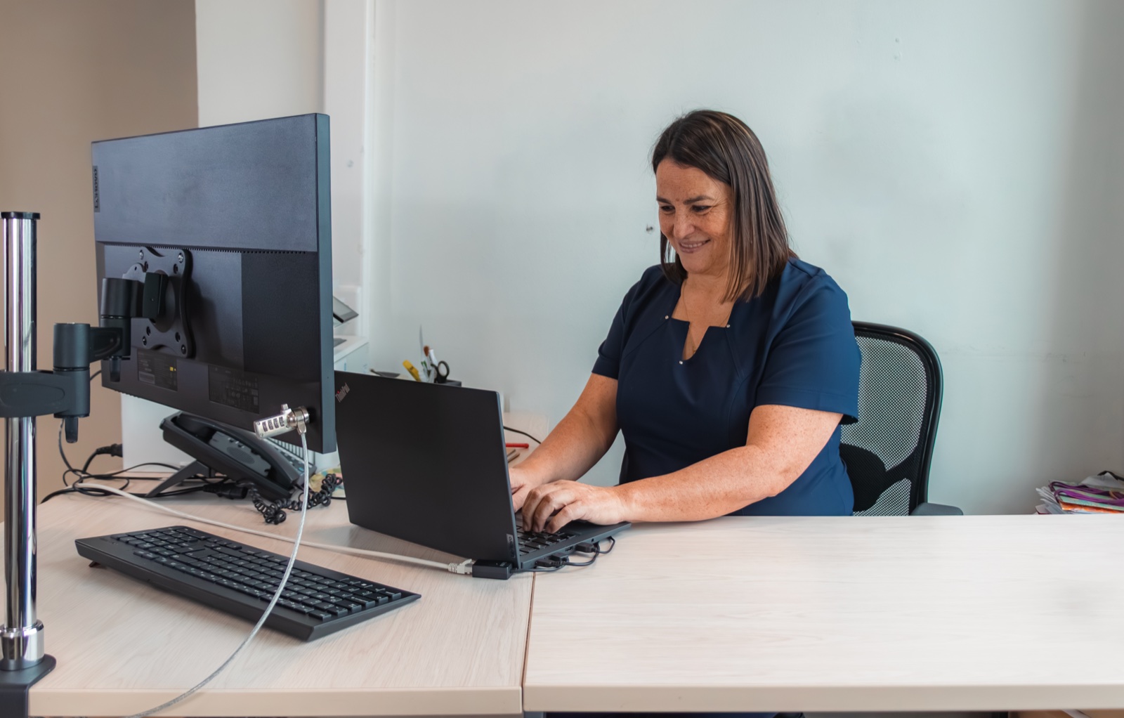 Ema Reyes trabajando frente a un computador para orientación online